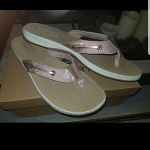 Sperry flip flops